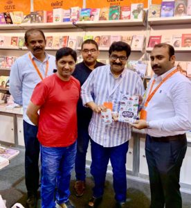 Today’s ഹിന്ദിന്റെ ഇതിഹാസം star is Abdul Sathar, the man behind Real Bev , who received the book and custom mug from Dr. MK Muneer at the Olive Books stall