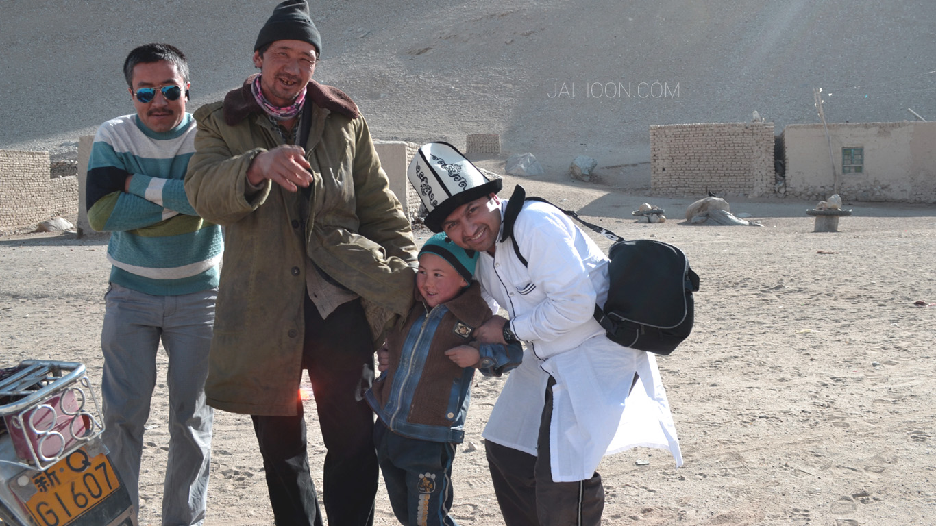 Kyrgyz family, Karakul Lake, Xinjiang